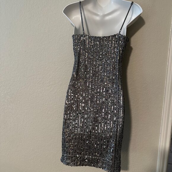 Urban Social Size Medium Grey Sequined Minidress with Adjustable Straps New - Picture 2 of 6
